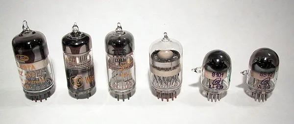 alt: 小尺寸 Dekatron 的真实大小对比。从左到右依次为:Elesta EZ10A,Westinghouse 6879,Sylvania 7155,Elesta ECT 100,Soviet A108,Soviet A109